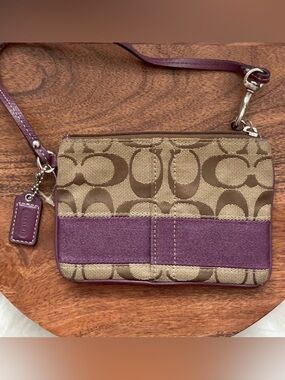 COACH Brown
Signature Jacquard
Wristlet w/Plum Stripe